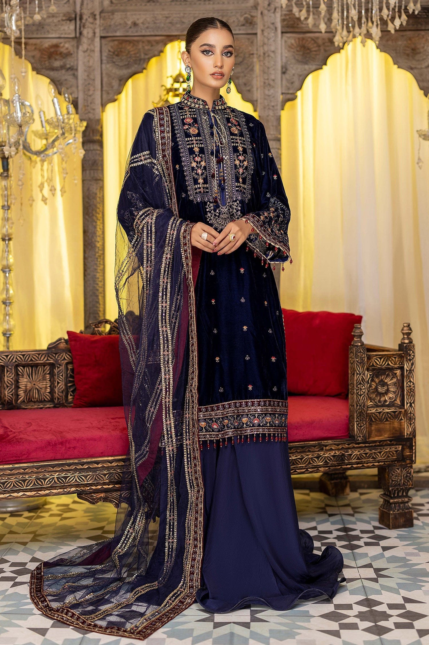 Stunning Velvet Pakistani Salwar Suit Se...