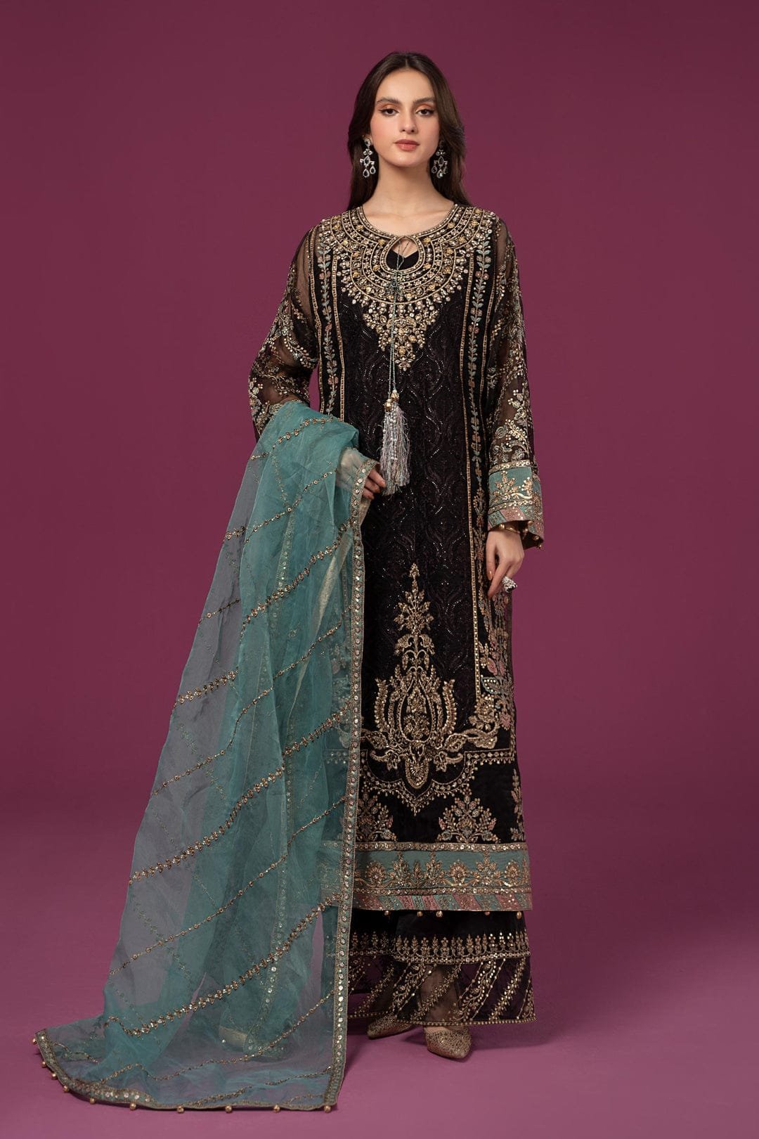 Luxurious Velvet Suit Set with Dupatta – Exquisite Embroidered Elegance